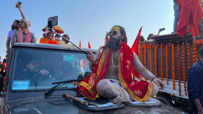 సెల్ఫీ తీసుకుంటున్న సాధువు