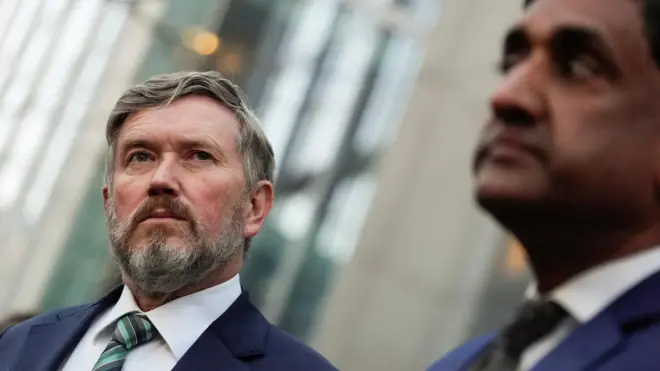 Представители США Томас Мэсси и Ро Ханна выступают перед СМИ после просмотра нередактированных файлов Джеффри Эпштейна в здании Министерства юстиции в Вашингтоне, округ Колумбия, США, 9 февраля 2026 года.