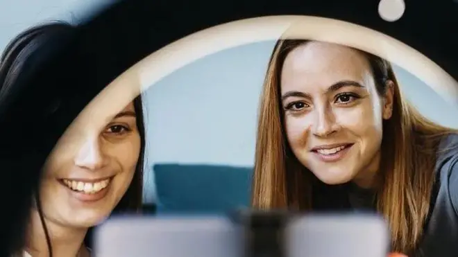 فتاتان تبثان فيديو مباشر على تيك توك