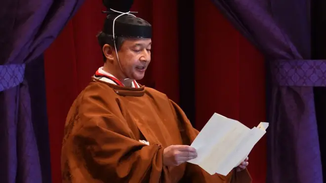 Tahta çıkış törenleri sırasında bir konuşma yapan İmparator Naruhito, "Ülkemizin bilgeliği ve dinmek bilmeyen çabalarıyla küresel kardeşliğe ve barışa katkılarını sürdürmesini diliyorum" dedi.