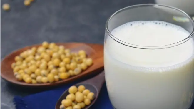 Dalam percobaan baru-baru ini, beberapa orang yang meminum susu kedelai melaporkan perasaan tersumbat yang sama dengan mereka yang minum susu.