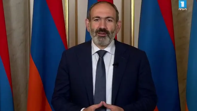 Paşinyan istefa verdiyini elan edir.