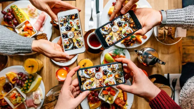 Pessoas fotografando comida