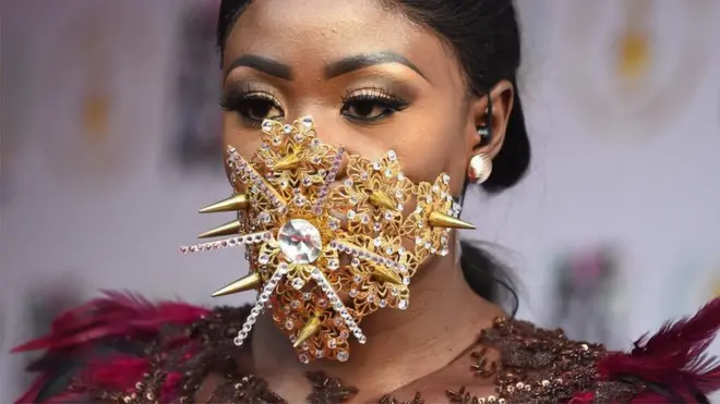 Modeeliin Gaanaa Naanaa Akuwaa-Addoo badhaasa 'All Africa Music Awards' afaa diimaa irrattii suura ka'uuf yeroo dhaabattu, Leegoos, Sadaasa 12, 2017