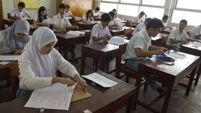 Ilustrasi Ujian Sekolah Berstandar Nasional di sebuah SMA.