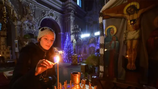 Девушка в церкви во Львове