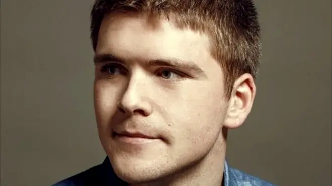 John Collison no disfruta hablar de cuán millonario es.