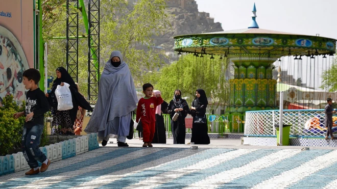 في الربيع كان لا يزال بإمكان النساء زيارة الحدائق في العاصمة