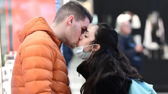 इटली के मिलान में मिलानो सेंट्रल रेलवे स्टेशन पर एक जोड़ा