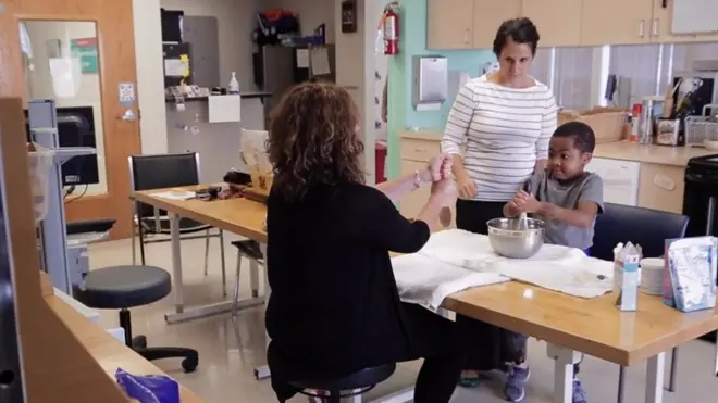 ကမ္ဘာ့အသက်အငယ်ဆုံး လက်အစားထိုး ကုသမှု ခံယူသူ