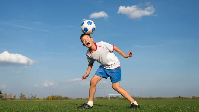 ኳስ በጭንቅላቱ የሚመታ ልጅ