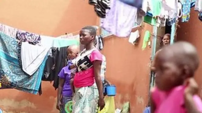 Des enfants sont détenus avec leur mère.