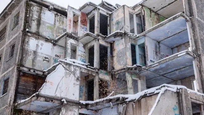 Полуразрушенный дом, переезда из которого жильцы ждали 23 года