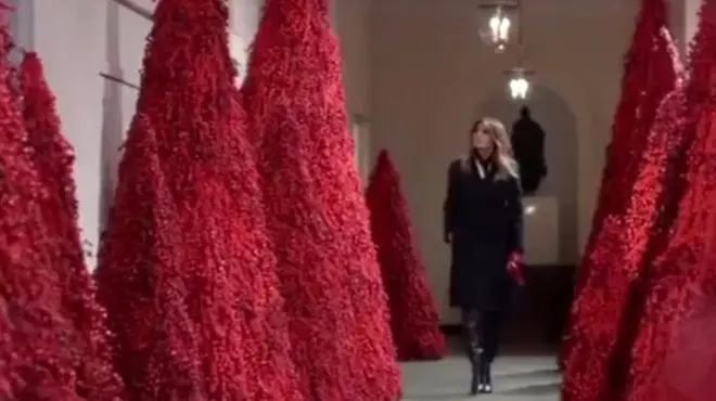 Melanija Tramp šeta pored crvenih jelki u Beloj Kući
