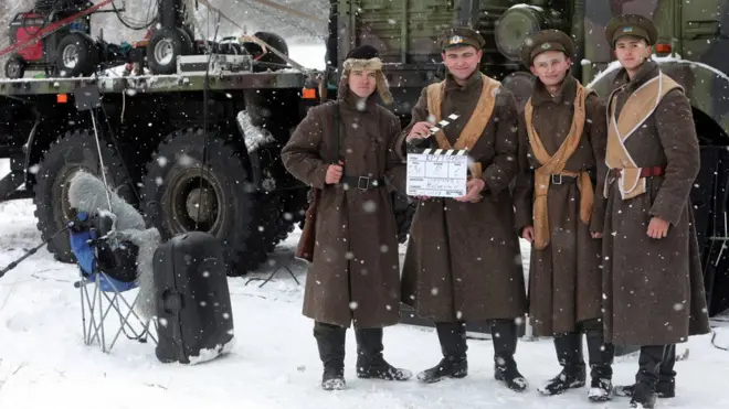 Учасники зйомок художнього фільму "Крути 1918" позують для фото, Київська область, 19 січня 2018 р.