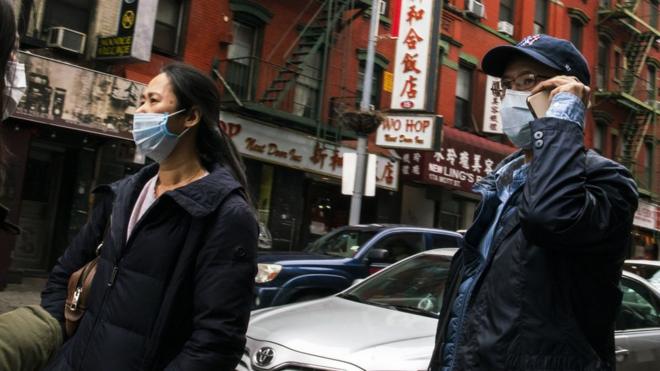 美國紐約唐人街街頭戴著口罩走過的華人居民（17/3/2020）