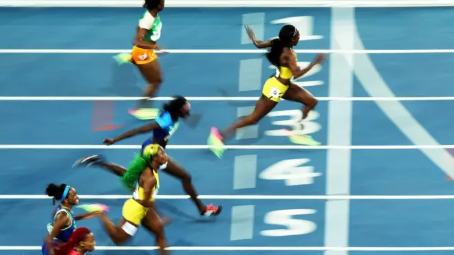 Elaine Thompson al momento de cruzar la meta.