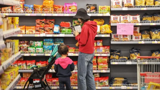 దుకాణంలో అమ్మాయి