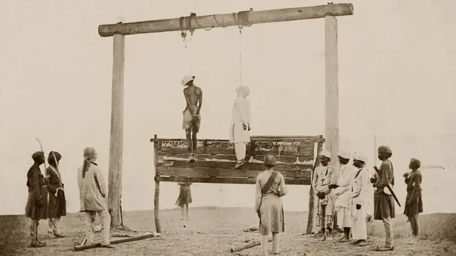 भारतीयों को फांसी पर लटकाते अंग्रेज़