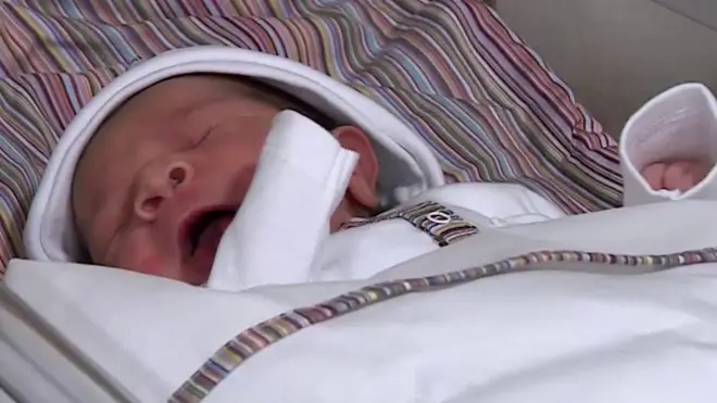 ایک خاتون کے ہاں بچپن میں ان کی منجمد کی گئی بچہ دانی کی مدد سے بچے کی پیدائش ہوئی ہے۔