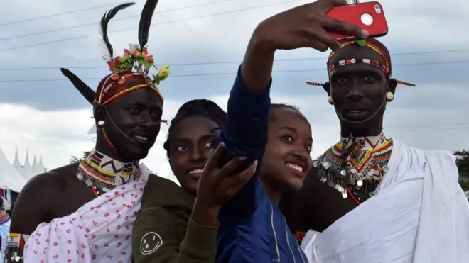 Pipo wey dey snap selfie.