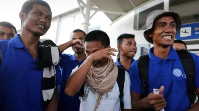 صومالی قزاقوں کی قید سے ساڑھے چار سال بعد رہائی حاصل کرنے والا ایک گروپ جس میں کئی ممالک کے افراد شامل ہیں