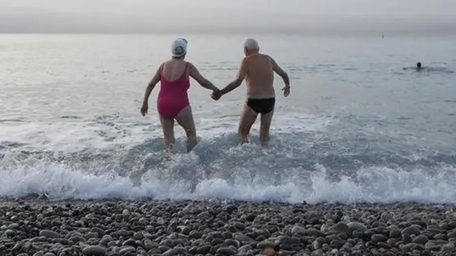 दुनिया में अब पोते-पोतियों से ज़्यादा दादा-दादी क्यों हैं