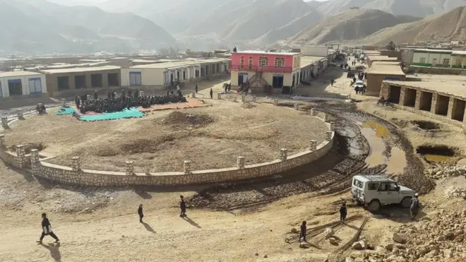 به گفته منابع محلی مرکز ولسوالی بلچراغ در محاصره نیروهای شورشی قرار دارد