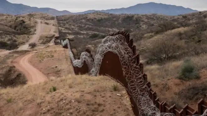 Уздовж кордонів США та Мексики вже зводять огорожі