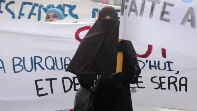 протест против запрета на ношение хиджаба в общественных местах