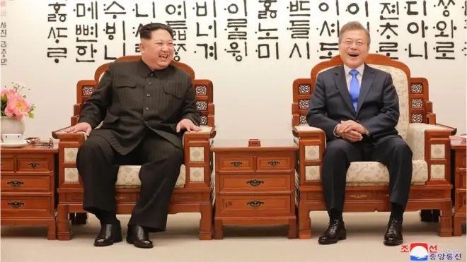 Kim Jong-un na rais wa Korea Kusini Moon (kulia) walikutana kwa mazungumzo ya kihistoria tarehe 27 Aprili