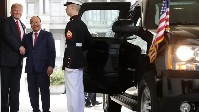 Ông Donald Trump ra cửa Nhà Trắng đón ông Nguyễn Xuân Phúc
