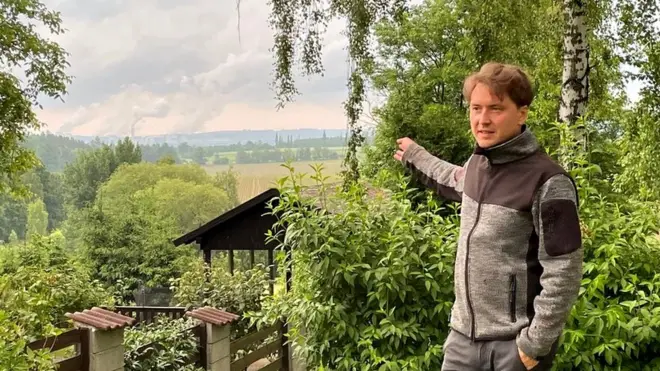 Milan Starec pokazuje na termoelektranu Turov preko granice