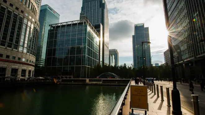 上世纪30年代，水果航运有限公司租下伦敦南码头进口港，泊位根据水果原产地而更名为金丝雀码头。