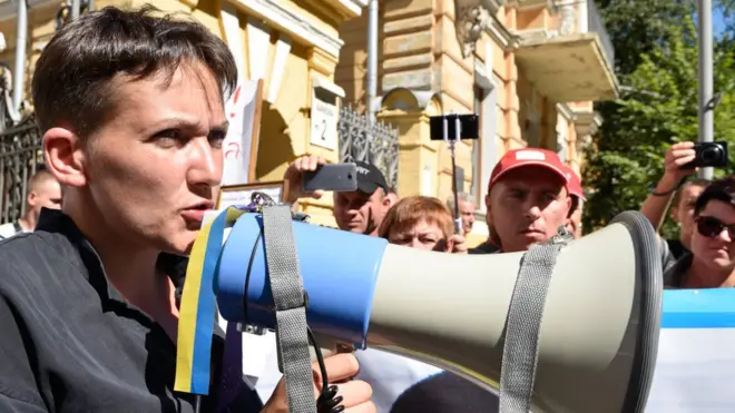 Савченко считает, что президент Украины недостаточно делает для возвращения пленных украинцев из Донбасса