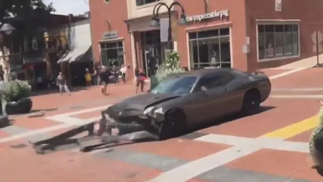 ABD'nin Charlottesville kentinde bir araç, ırkçı grupların yürüyüşünü protesto eden göstericilerin arasına daldı.