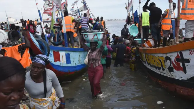 Des pêcheurs à Abobo Doume, Abidjan - archives