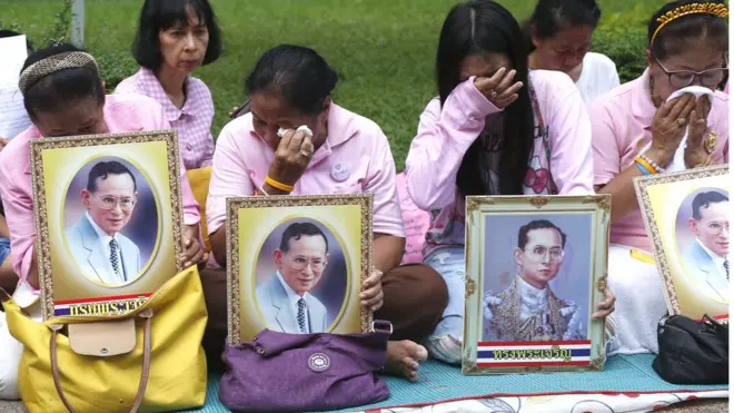 ထိုင်းဘုရင် တက်ရောက်နေတဲ့ ဆေးရုံအပြင်ဘက်က ဆုတောင်းပေးကြသူတွေ။