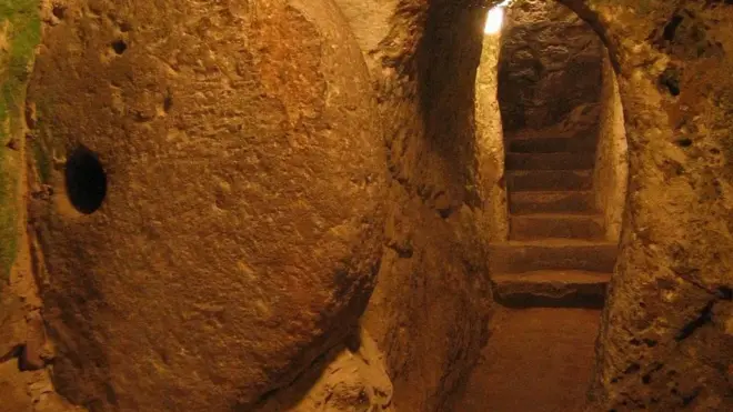 బయట నుంచి దాడి చేసే వారిని సులభంగా కనిపెట్టేందుకు వీలుగా గుండ్రని రాళ్ల మధ్యలో రంధ్రాలు ఏర్పాటు చేశారు.