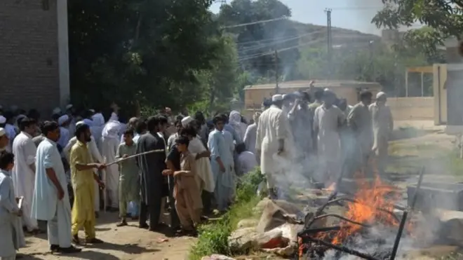 یو شمېر پاکستانیانو د برېښنا نشتوالي له کبله احتجاج کړی