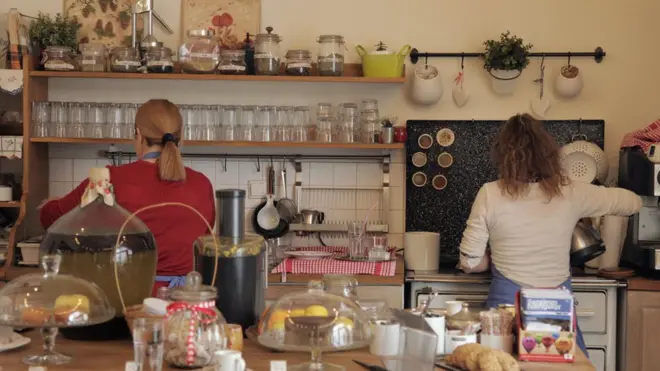 Жене се кућним пословима у просеку баве 22 сата недељно, а мушкарци 10