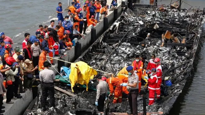 Pencarian korban KM Zahro Express direncanakan akan dilakukan sampai tujuh hari sejak kapal terbakar pada Minggu (1/1) pagi