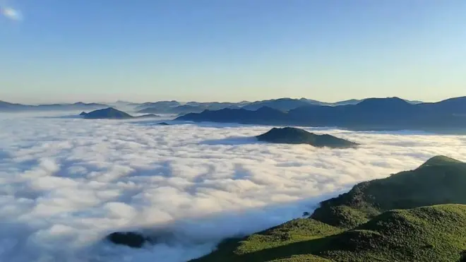 తెల్లని రంగులో కనిపించే మేఘాలను చూసి టూరిస్టులు మైమరచి పోతున్నారు.