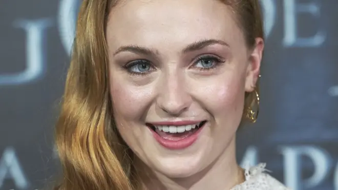 English Actress Sophie Turner dey pose with fans as she dey promote Game of Thrones series