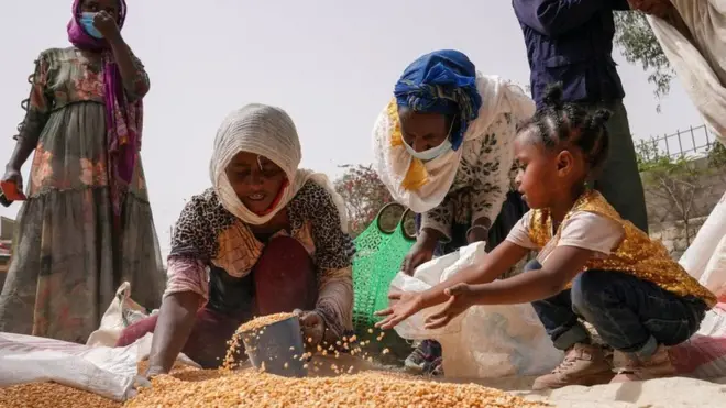 እህል የሚሰፍሩ ሰዎች