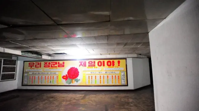 Pôster no 5º andar do hotel diz: "Nosso general é o melhor"