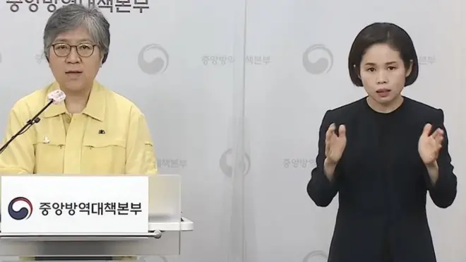 정은경 질병관리청장 옆에서 수어 통역을 하고 있는 신환희 통역사(우측)