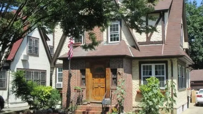 บ้านที่ประธานาธิบดีทรัมป์ อาศัยอยู่ในวัยเด็กจนกระทั่งอายุ 4 ขวบ อยู่ในย่านควีนส์ของนิวยอร์ก