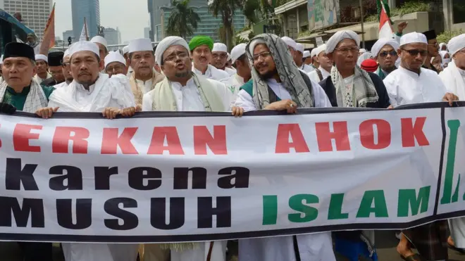 Lewat akun Twitternya, Ketua FPI meminta agar kantor dan sekolah diliburkan pada 4 November.