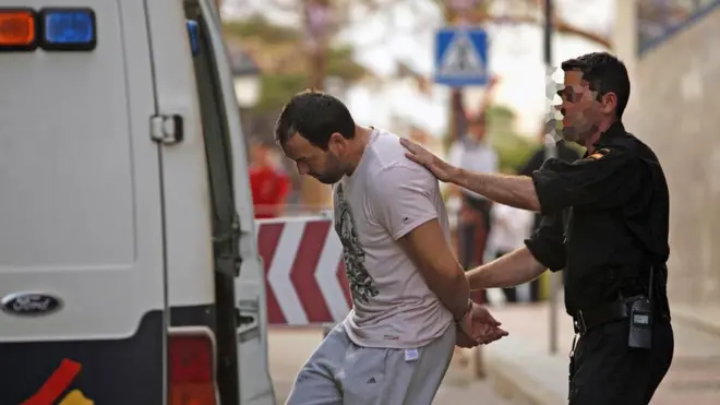 دانييل كيناهان أثناء مغادرته محكمة في إسبانيا عام 2010